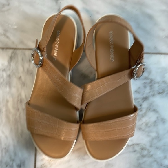 Marc Fisher women’s tan platform ankle strap sandals size 8.5 great condition - Picture 5 of 9